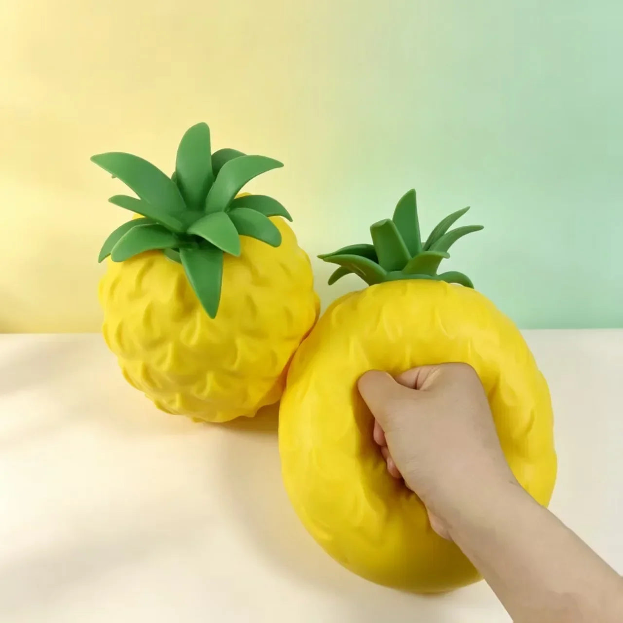 Jumbo Ananas-Squishy-Stressball – Weiches Slow-Rising Knautsch-, Fidget- & Sensorikspielzeug zum Stressabbau, Schreibtisch-Accessoire & Partygeschenk