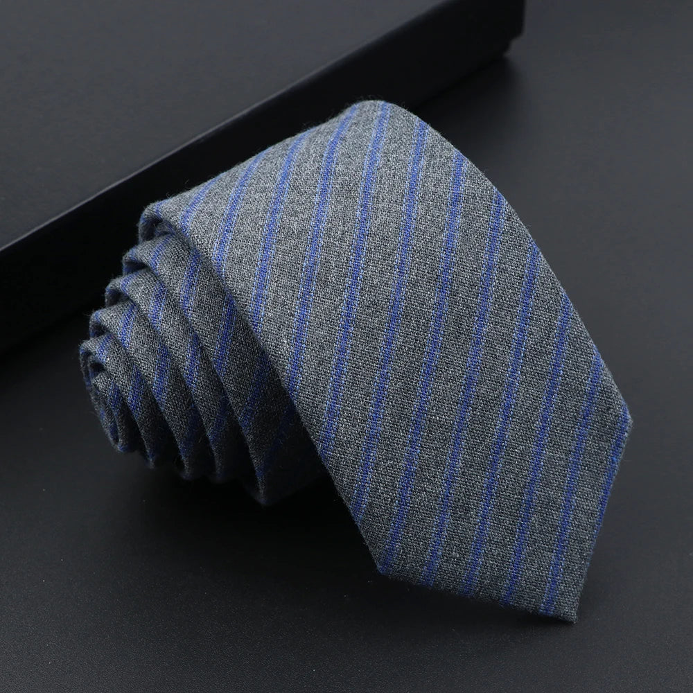 Herren Schmale Polyesterkrawatte – Handgefertigte 100% Polyester Krawatte | Uni & Gestreift für Business, Anzug & Formelle Anlässe Kaufschwan® Marineblau mit feinen Linien
