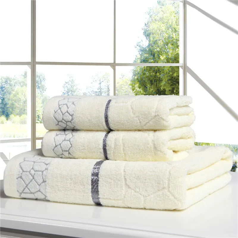 3-teiliges Baumwoll Handtuch Set – 2 Gesichtstücher (34×72cm) + 1 Großes Duschtuch (70×140cm) | Weich, Saugfähig & Stilvolles Rosa Geometrisches Design Kaufschwan®