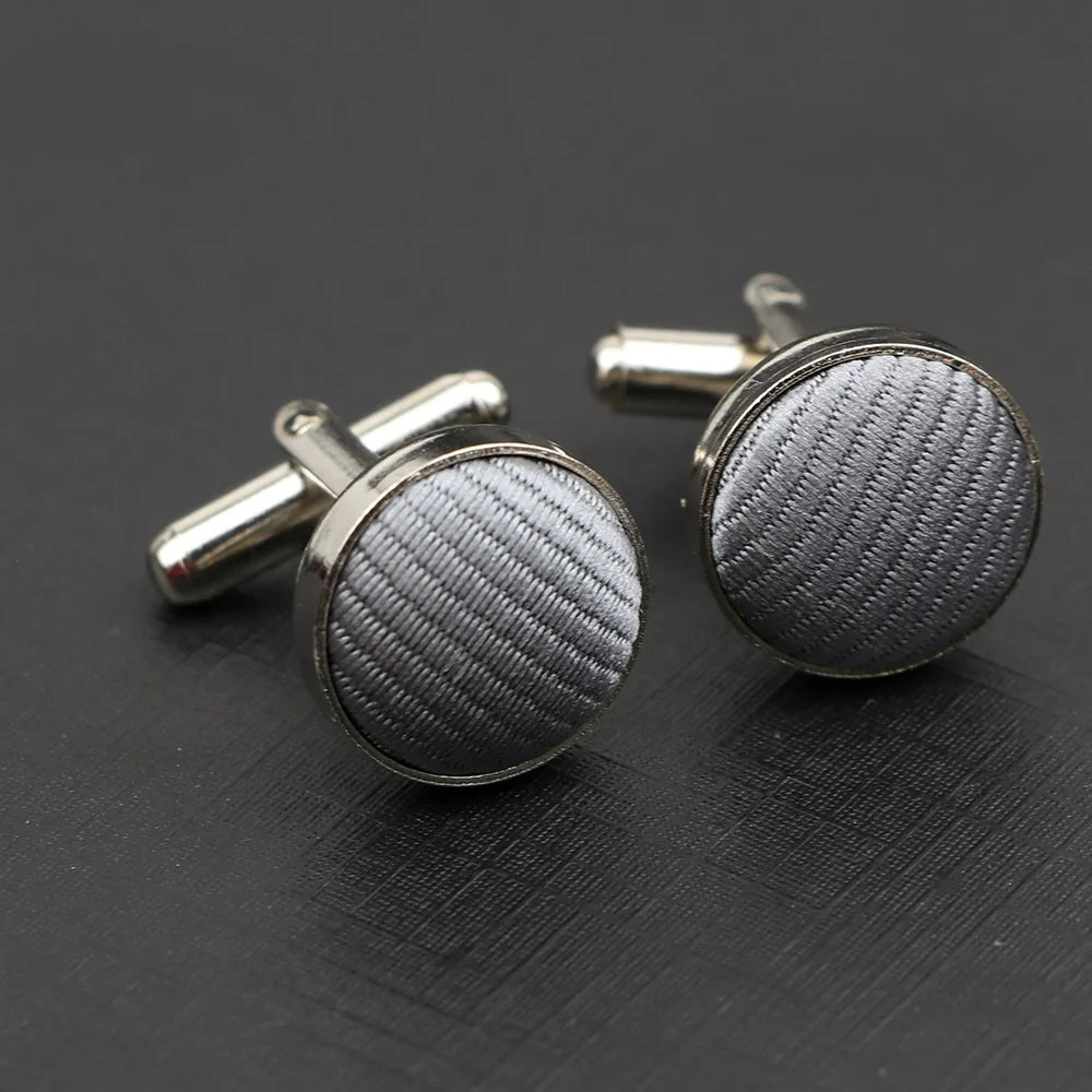 Klassische Herren Manschettenknöpfe mit Streifen- & Karomuster | Hochwertige Markenoptik – Elegante Ärmelknöpfe für Business & Hochzeit Kaufschwan® Hellgrau