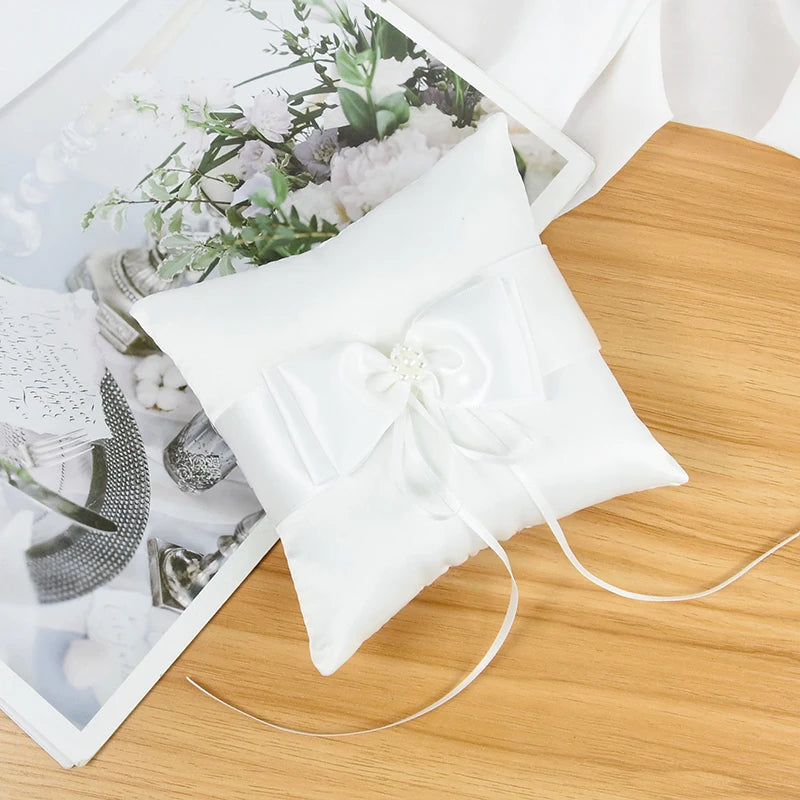 Ringkissen mit Schleife und Perlen – Elegantes Weißes Hochzeitskissen Kaufschwan®