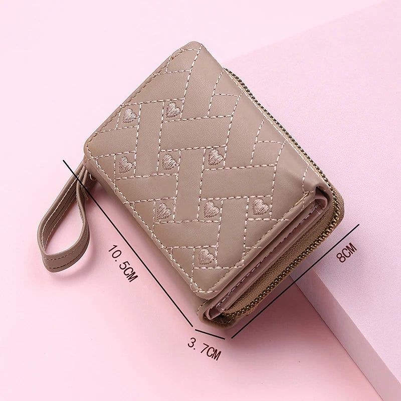 Damen Tri-Fold Kurzgeldbörse – PU Leder Kartenetui | „Love“-Stickerei im Koreanischen Minimalistischen Stil Kaufschwan®