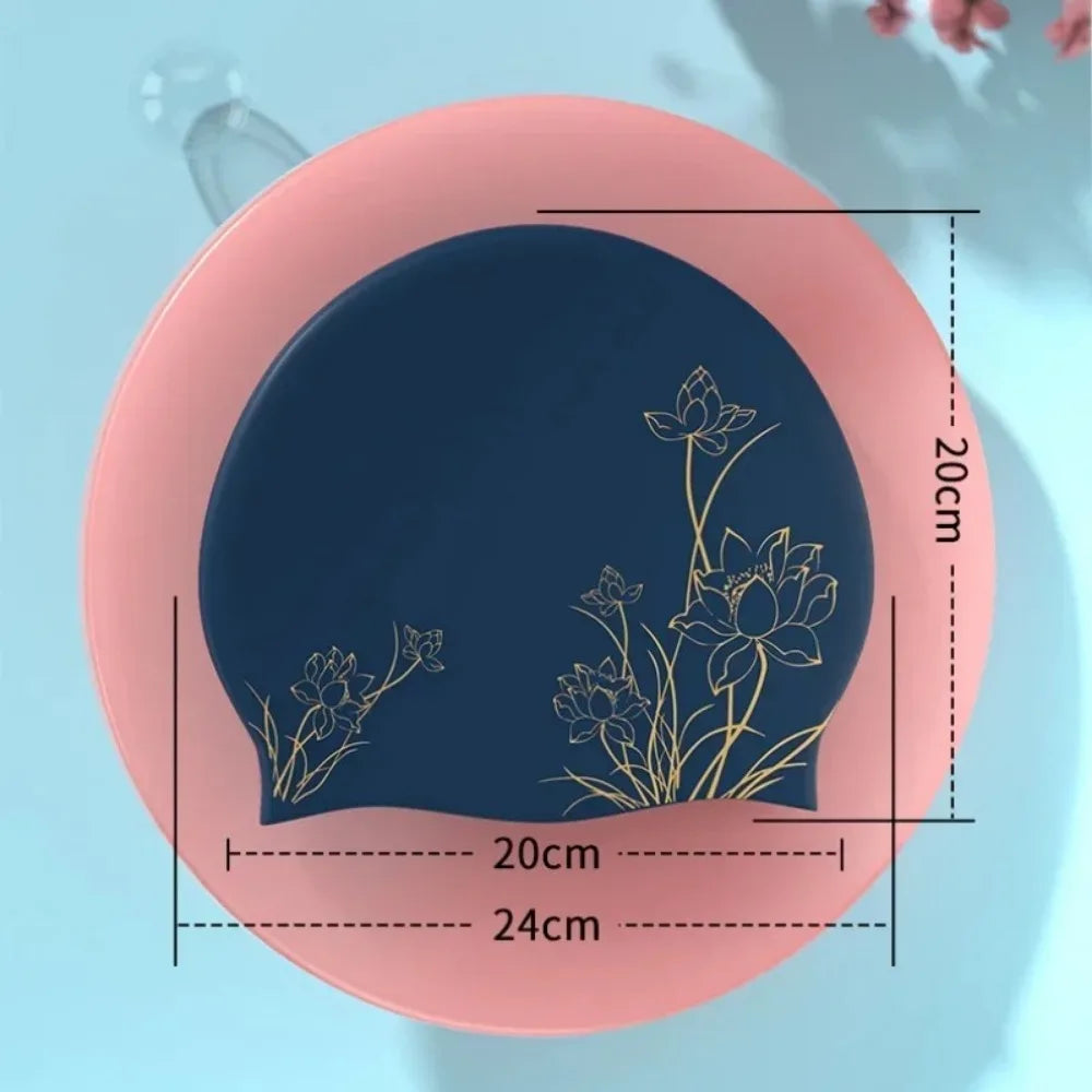 Silikon Schwimmkappe für Damen – Wasserdichte Badehaube mit Lotusmuster | Weiche & Elastische Schwimmhaube für Langes Haar mit Ohrenschutz Kaufschwan®