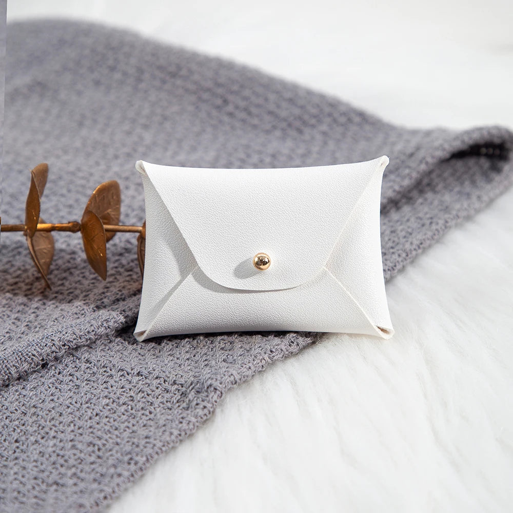 100 Stück Silberne Schmuckbeutel mit Logo – 10x7cm Lederbeutel mit Kordelzug | Für Ohrringe, Ringe, Halsketten, Münzen & Schlüsselanhänger Kaufschwan®