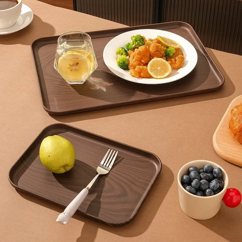 Rechteckiges Kunststoff-Serviertablett in Holzoptik – Multifunktionales Tablett für Haushalt & Gewerbe, Wasserbecher, Kuchen & Desserts Kaufschwan®