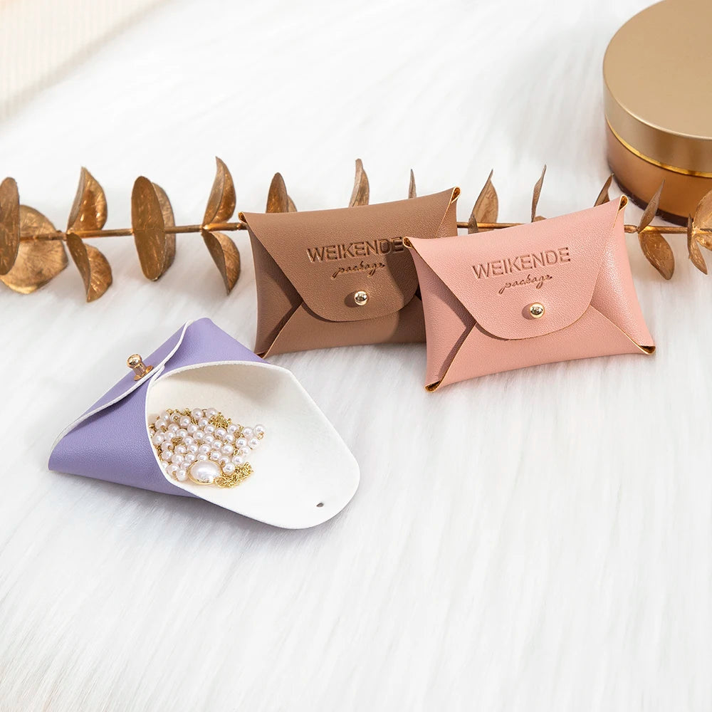 100 Stück Silberne Schmuckbeutel mit Logo – 10x7cm Lederbeutel mit Kordelzug | Für Ohrringe, Ringe, Halsketten, Münzen & Schlüsselanhänger Kaufschwan®