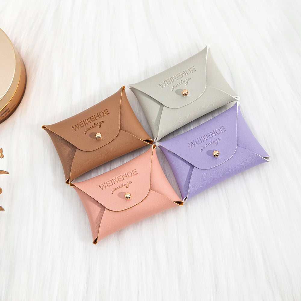 100 Stück Silberne Schmuckbeutel mit Logo – 10x7cm Lederbeutel mit Kordelzug | Für Ohrringe, Ringe, Halsketten, Münzen & Schlüsselanhänger Kaufschwan®