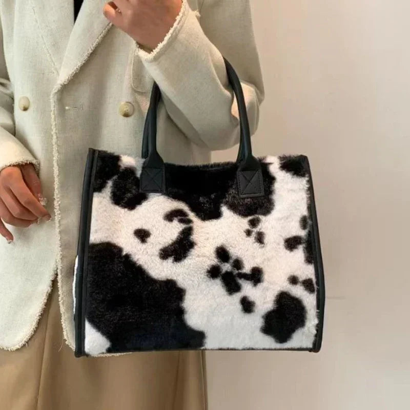 Damen Handtasche aus Weichem Plüsch – Winter Tote mit Leoparden- & Kuhmuster | Flauschige PU Leder Unterarm Schultertasche Kaufschwan® Kuh (Schwarz)