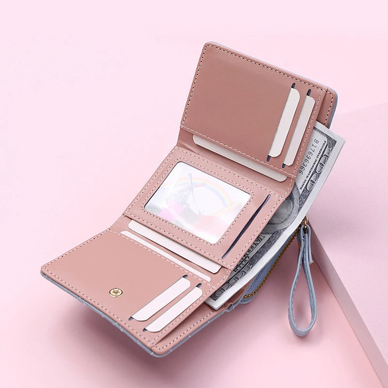 Damen Tri-Fold Kurzgeldbörse – PU Leder Kartenetui | „Love“-Stickerei im Koreanischen Minimalistischen Stil Kaufschwan®