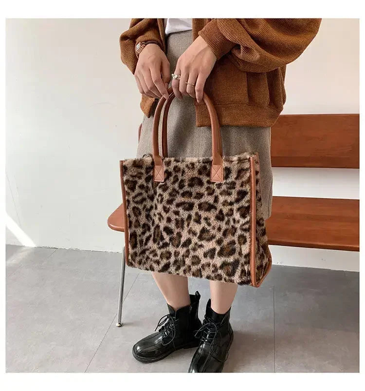Damen Handtasche aus Weichem Plüsch – Winter Tote mit Leoparden- & Kuhmuster | Flauschige PU Leder Unterarm Schultertasche Kaufschwan®