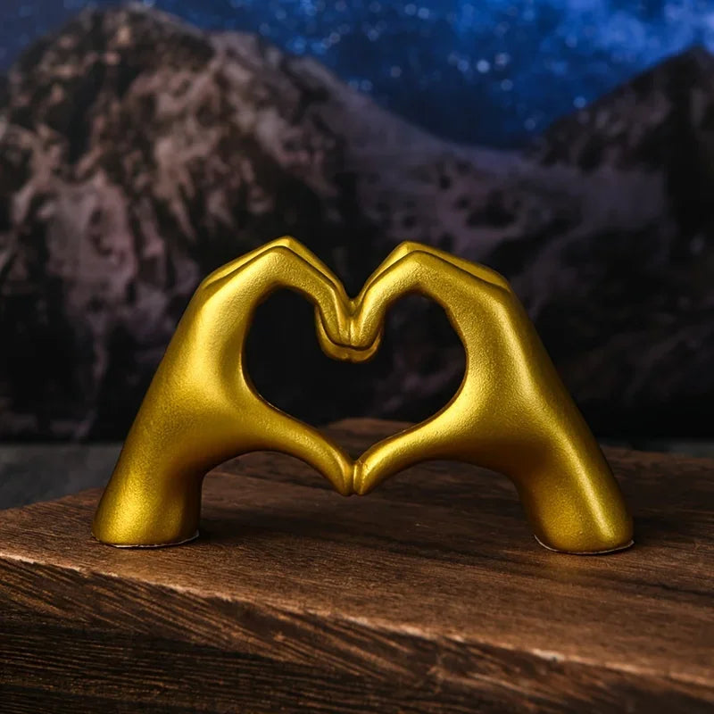 Goldene Herz-Hand Statue – Moderne Liebesgeste Skulptur für Wohnzimmer, Schlafzimmer und Tischdekoration Kaufschwan®