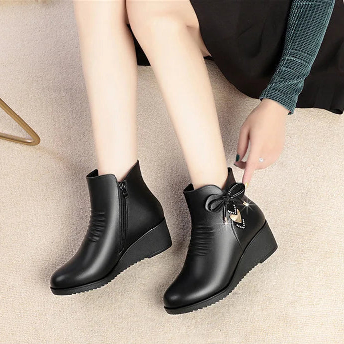 Damen Warme Baumwollschuhe – Weiche Leder Kunstfell Gefütterte Knöchelstiefel | Plateau Keilstiefel Rutschfest Kurzschaft Stiefel für Mütter Kaufschwan®