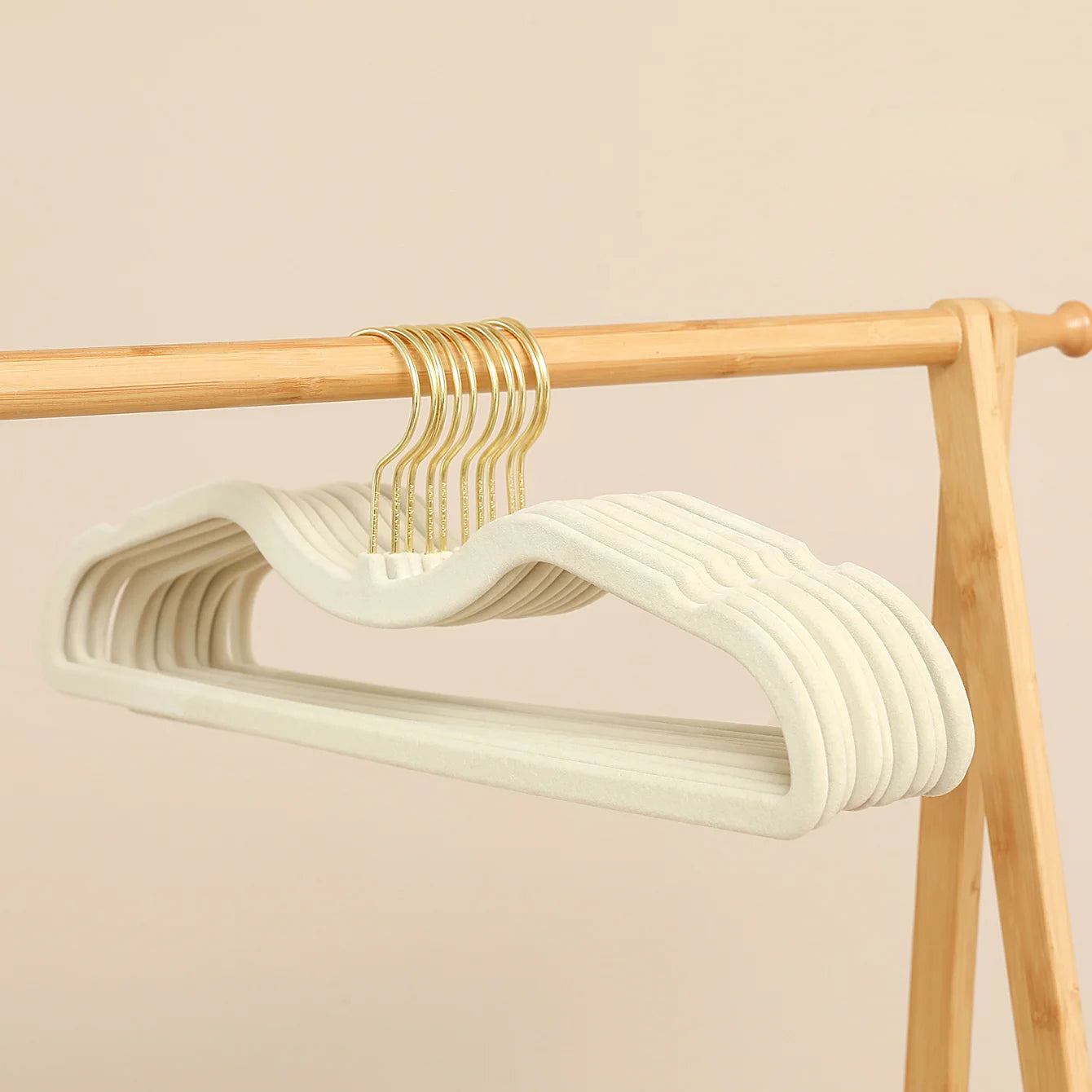 Kurzhals Plüsch Anti Rutsch Kleiderbügel – Robuster Kunststoff Hosenhalter für Mehr Ordnung Im Kleiderschrank Kaufschwan® Beige - 10 Stück