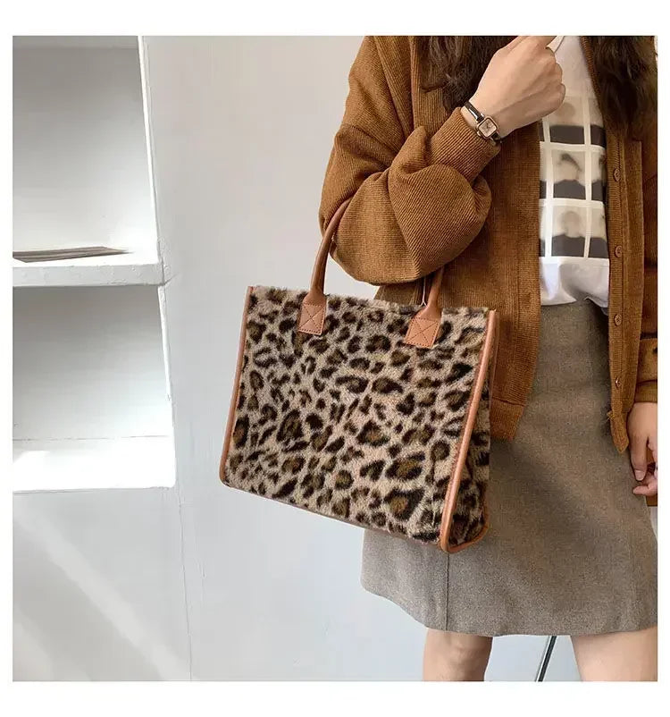 Damen Handtasche aus Weichem Plüsch – Winter Tote mit Leoparden- & Kuhmuster | Flauschige PU Leder Unterarm Schultertasche Kaufschwan®
