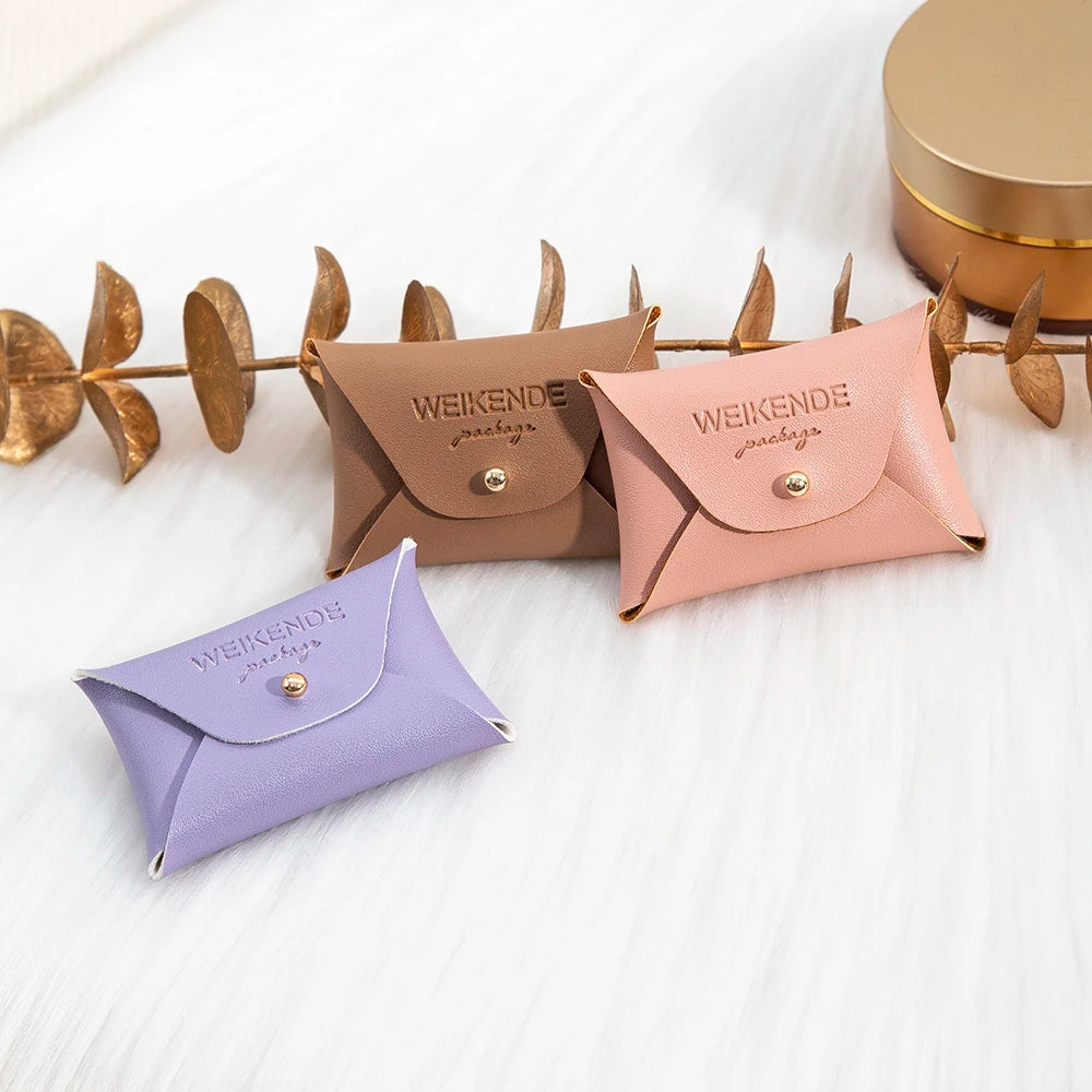 100 Stück Silberne Schmuckbeutel mit Logo – 10x7cm Lederbeutel mit Kordelzug | Für Ohrringe, Ringe, Halsketten, Münzen & Schlüsselanhänger Kaufschwan®