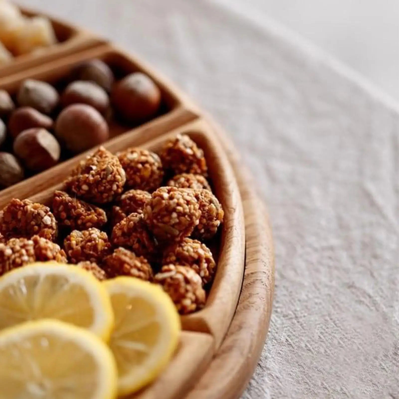 Holz Serviertablett Charcuterie Board – 8-blättrige Abnehmbare Snackplatte | Natürliches Holz Puzzle Tablett für Küche & Frühstück Kaufschwan®