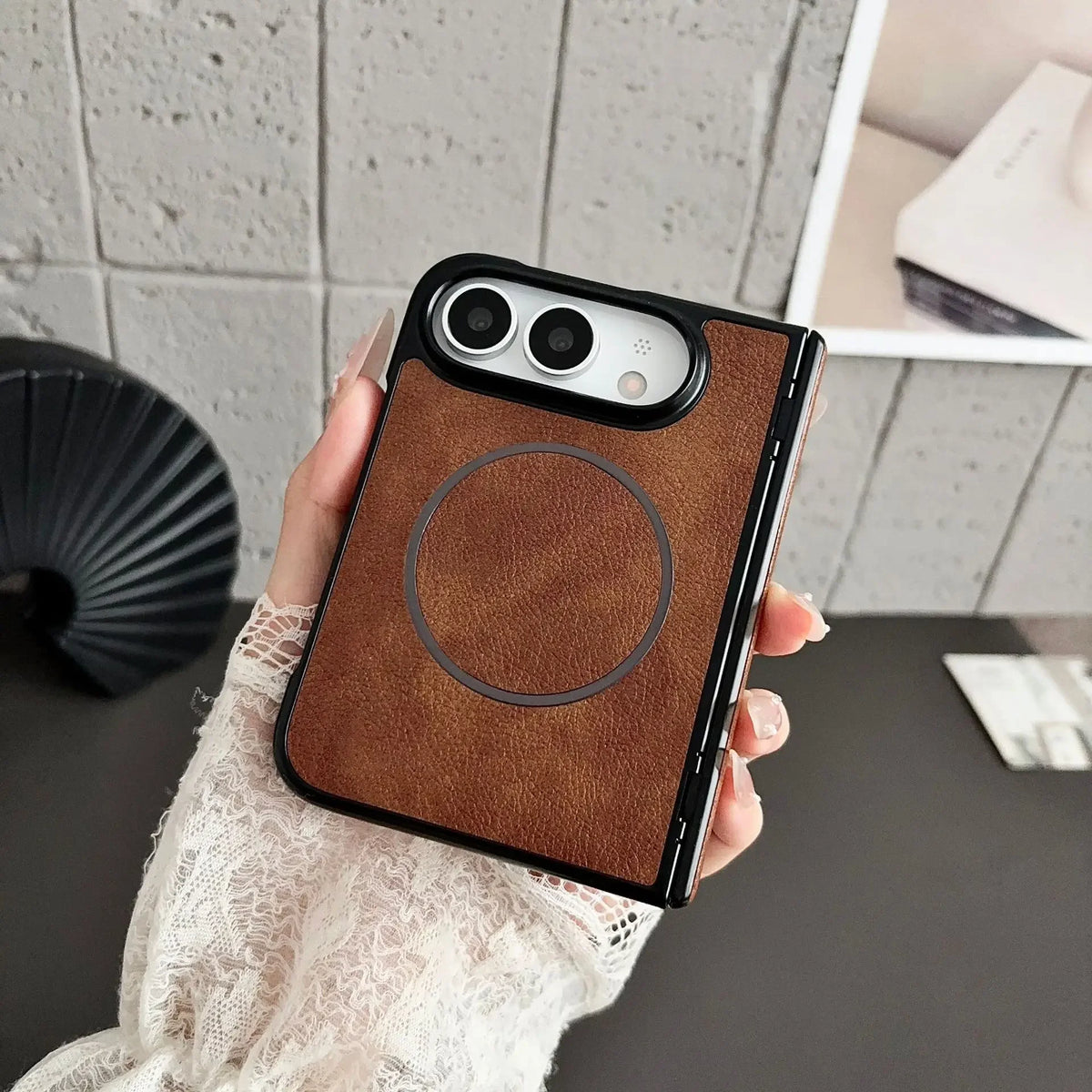 Hochwertige Magnetische Schutzhülle in Lederoptik für iPhone Duo – MagSafe-Kompatible Rundumschutzhülle mit Scharnier- und Stoßschutz Kaufschwan®