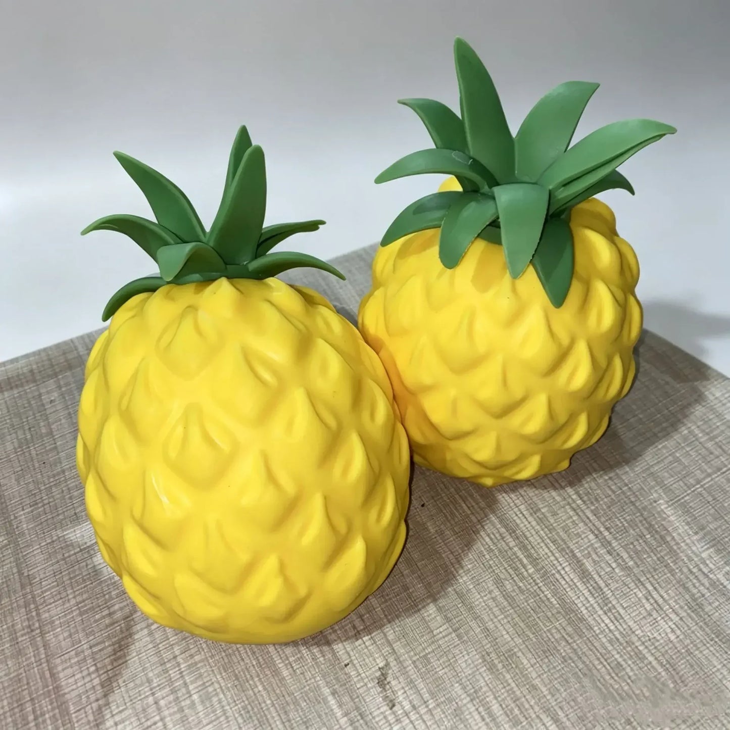 Jumbo Ananas-Squishy-Stressball – Weiches Slow-Rising Knautsch-, Fidget- & Sensorikspielzeug zum Stressabbau, Schreibtisch-Accessoire & Partygeschenk