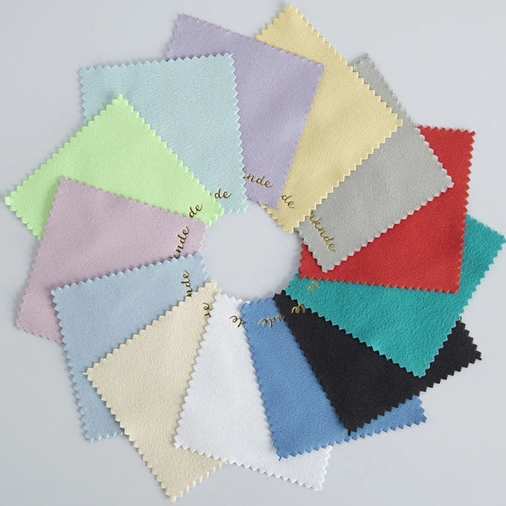 50 Stück Silber Poliertücher mit geprägtem Logo – 8×8cm Mikrofaser-Wildleder Stoff | Schmuckreiniger für Silber, Gold & Accessoires Kaufschwan®
