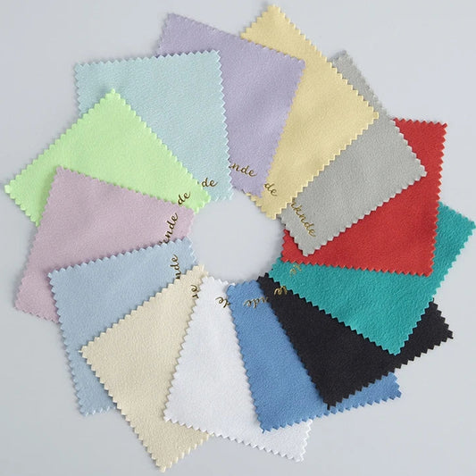 50 Stück Silber Poliertücher mit geprägtem Logo – 8×8cm Mikrofaser-Wildleder Stoff | Schmuckreiniger für Silber, Gold & Accessoires Kaufschwan®