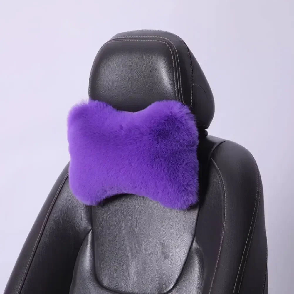 Winter Plüsch Nackenstützkissen fürs Auto – Universelles Kopfstützen- & Lendenkissen für Wärme & Komfort Kaufschwan® Lila