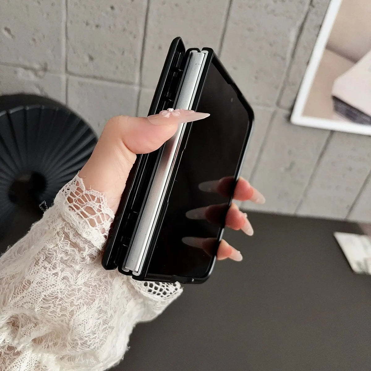 Hochwertige Magnetische Schutzhülle in Lederoptik für iPhone Duo – MagSafe-Kompatible Rundumschutzhülle mit Scharnier- und Stoßschutz Kaufschwan®