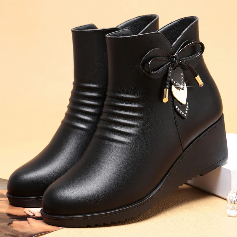 Damen Warme Baumwollschuhe – Weiche Leder Kunstfell Gefütterte Knöchelstiefel | Plateau Keilstiefel Rutschfest Kurzschaft Stiefel für Mütter Kaufschwan®