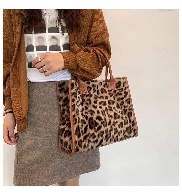 Damen Handtasche aus Weichem Plüsch – Winter Tote mit Leoparden- & Kuhmuster | Flauschige PU Leder Unterarm Schultertasche Kaufschwan®
