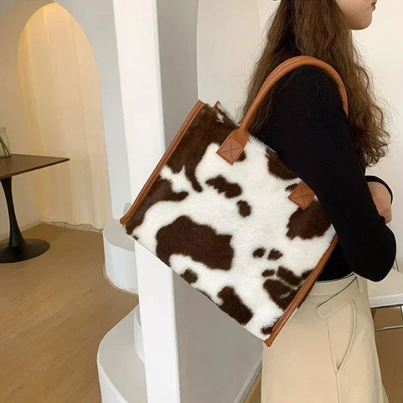 Damen Handtasche aus Weichem Plüsch – Winter Tote mit Leoparden- & Kuhmuster | Flauschige PU Leder Unterarm Schultertasche Kaufschwan®