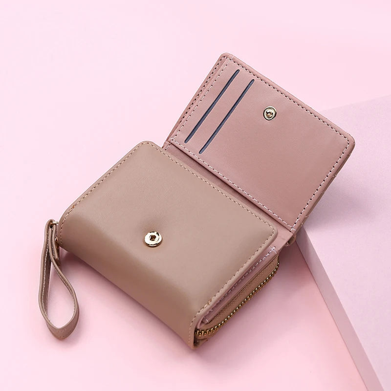 Damen Tri-Fold Kurzgeldbörse – PU Leder Kartenetui | „Love“-Stickerei im Koreanischen Minimalistischen Stil Kaufschwan®