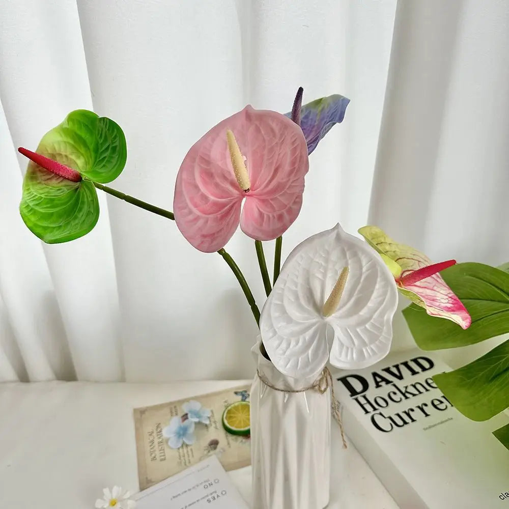 Mehrfarbige Künstliche Kleine Anthurie 60cm – Real-Touch Gummiblume für Zuhause, Fotorequisiten & Tropische Dekoration Kaufschwan®