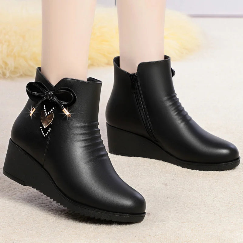 Damen Warme Baumwollschuhe – Weiche Leder Kunstfell Gefütterte Knöchelstiefel | Plateau Keilstiefel Rutschfest Kurzschaft Stiefel für Mütter Kaufschwan®