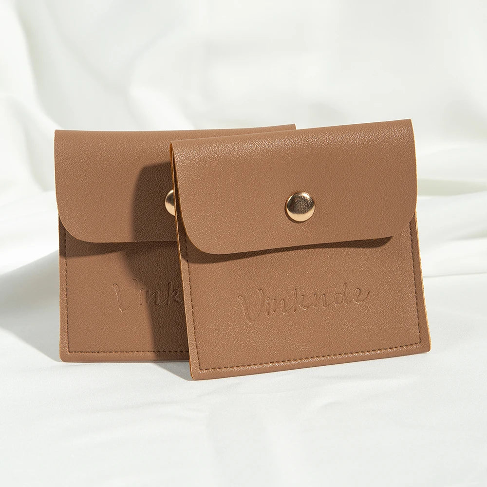 50 Stück Personalisierte PU-Leder Schmuckbeutel – Mit Druckknopfverschluss | Logo-Druck für Ohrringe, Ringe, Broschen & Geschenke Kaufschwan® Braun 8x8cm