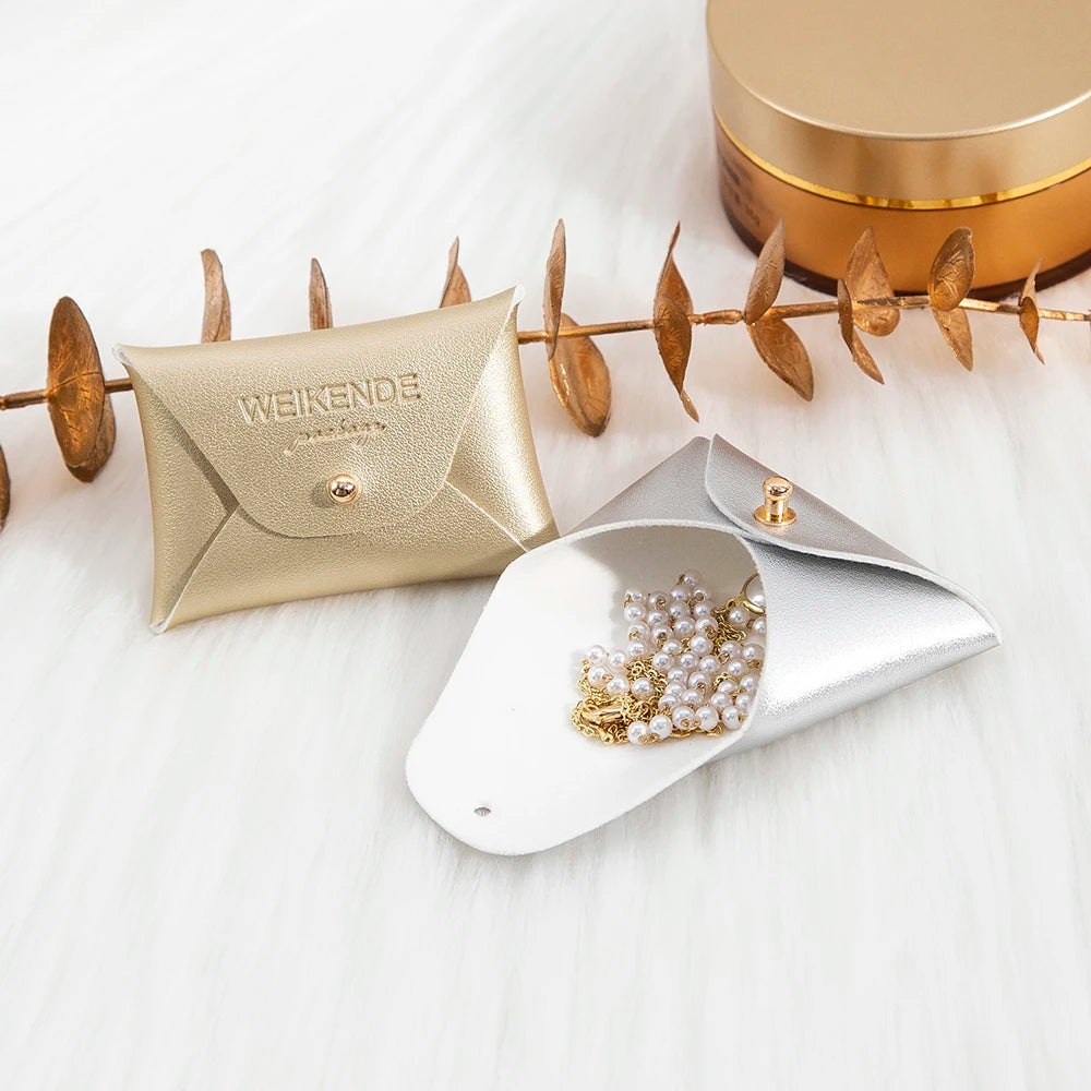 100 Stück Silberne Schmuckbeutel mit Logo – 10x7cm Lederbeutel mit Kordelzug | Für Ohrringe, Ringe, Halsketten, Münzen & Schlüsselanhänger Kaufschwan®