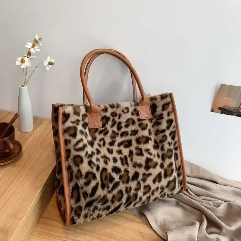 Damen Handtasche aus Weichem Plüsch – Winter Tote mit Leoparden- & Kuhmuster | Flauschige PU Leder Unterarm Schultertasche