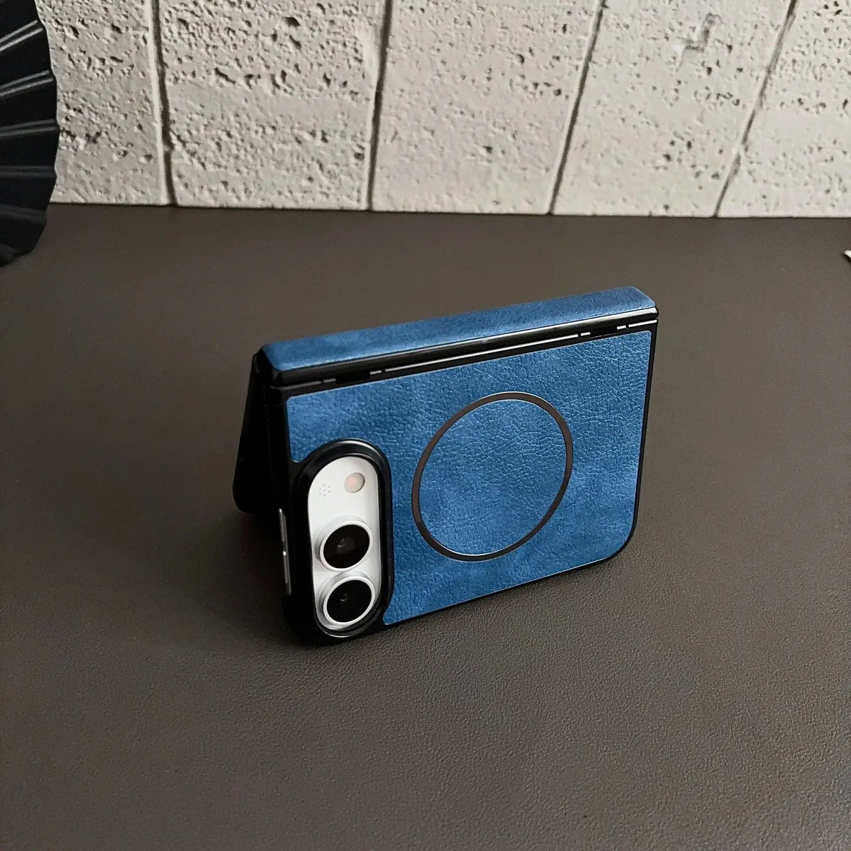 Hochwertige Magnetische Schutzhülle in Lederoptik für iPhone Duo – MagSafe-Kompatible Rundumschutzhülle mit Scharnier- und Stoßschutz Kaufschwan®