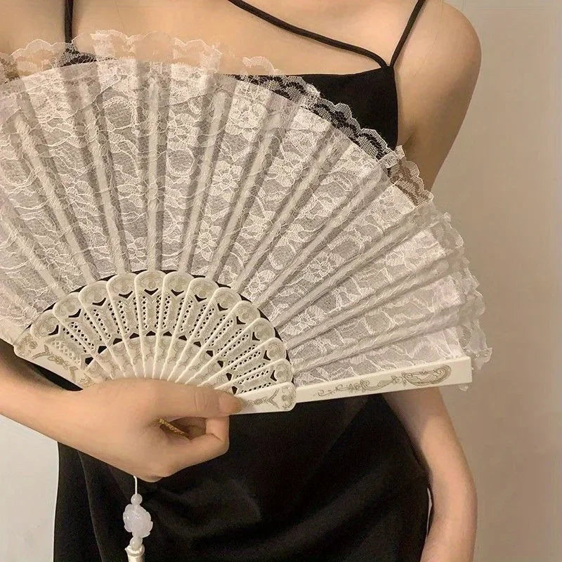 Klassischer Spitzenhandfächer | Faltbarer Handfächer mit Blumenmuster für Frauen | Hochzeiten, Nachtclubs & Cosplay Kaufschwan® Weiß
