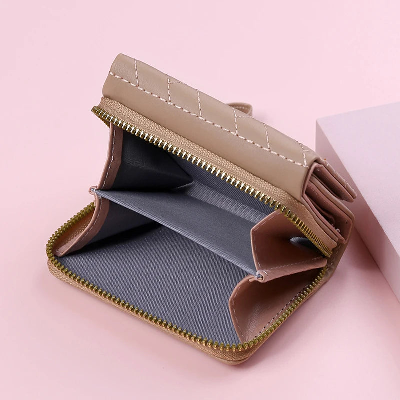 Damen Tri-Fold Kurzgeldbörse – PU Leder Kartenetui | „Love“-Stickerei im Koreanischen Minimalistischen Stil Kaufschwan®