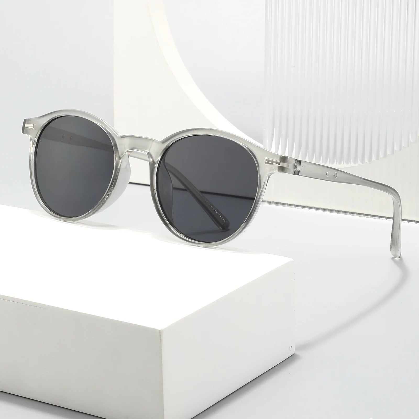 Klassische Runde Sonnenbrille – Sonnenbrille mit PC-Rahmen und Rundlich-Ovaler Form für Damen und Herren, ideal für Alltag und Sommer Kaufschwan® Grau