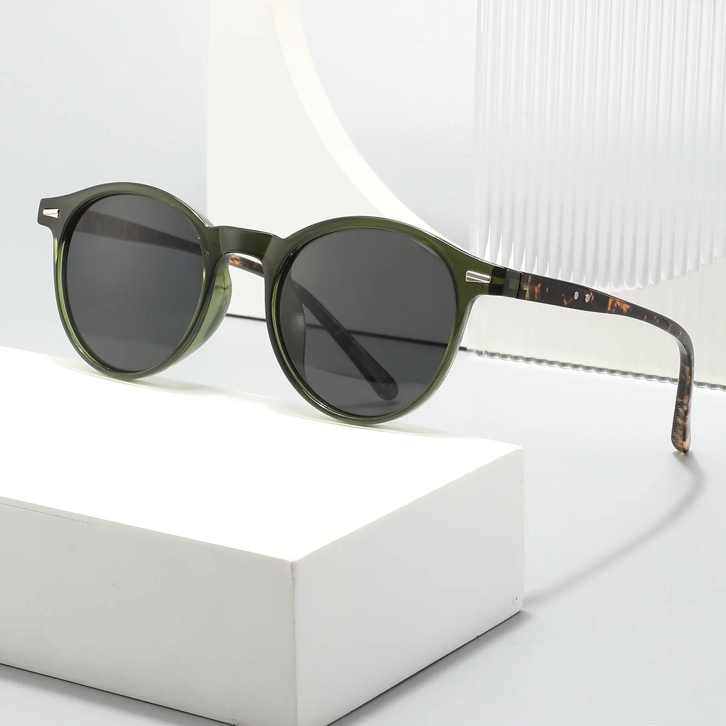 Klassische Runde Sonnenbrille – Sonnenbrille mit PC-Rahmen und Rundlich-Ovaler Form für Damen und Herren, ideal für Alltag und Sommer Kaufschwan® Grün
