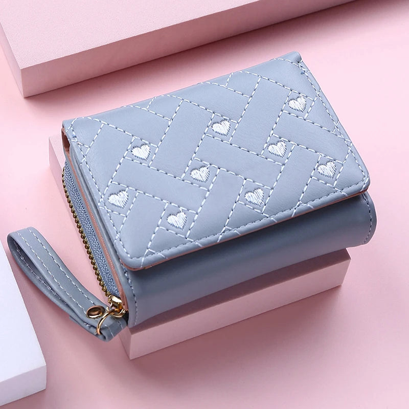 Damen Tri-Fold Kurzgeldbörse – PU Leder Kartenetui | „Love“-Stickerei im Koreanischen Minimalistischen Stil Kaufschwan® Blau