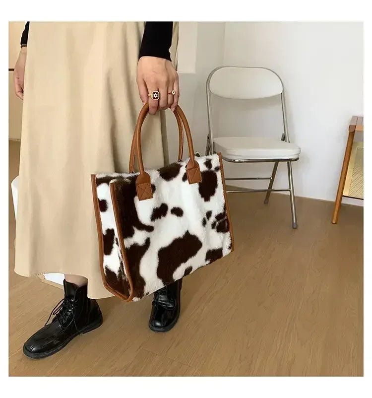Damen Handtasche aus Weichem Plüsch – Winter Tote mit Leoparden- & Kuhmuster | Flauschige PU Leder Unterarm Schultertasche Kaufschwan®