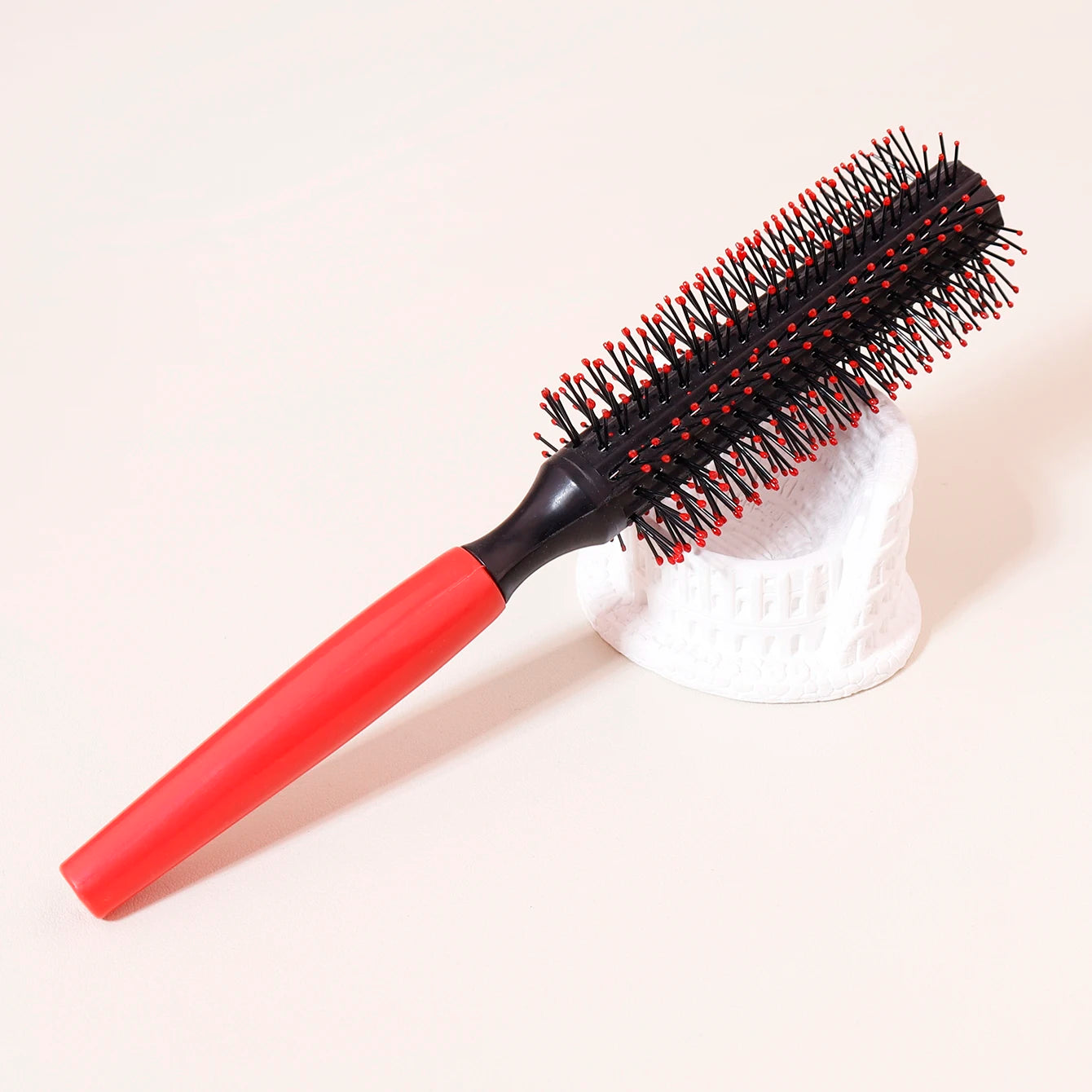 Quiff Roller Rundbürste – Rutschfeste Stylingbürste für Damen & Herren | Rockabilly Haar-Tool & Perückenfreundlich Kaufschwan® Schwarz mit rotem Griff