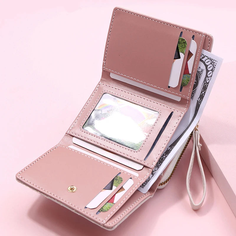 Damen Tri-Fold Kurzgeldbörse – PU Leder Kartenetui | „Love“-Stickerei im Koreanischen Minimalistischen Stil Kaufschwan®