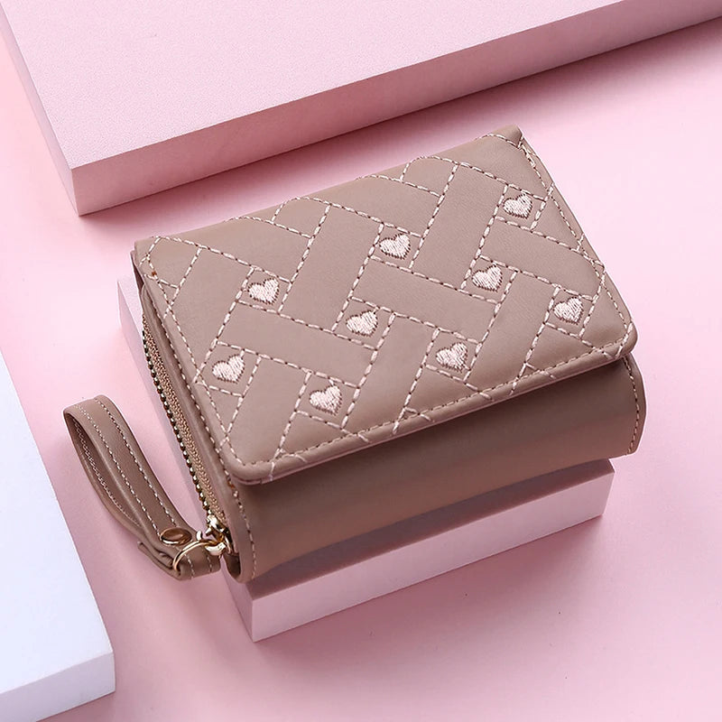 Damen Tri-Fold Kurzgeldbörse – PU Leder Kartenetui | „Love“-Stickerei im Koreanischen Minimalistischen Stil Kaufschwan® Braun