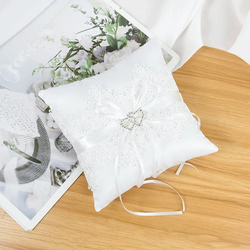 Ringkissen mit Schleife und Perlen – Elegantes Weißes Hochzeitskissen Kaufschwan®